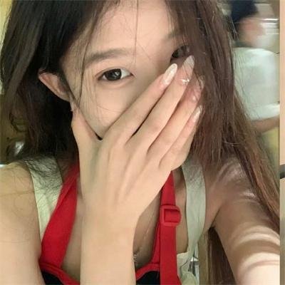 三个带面纱的女子